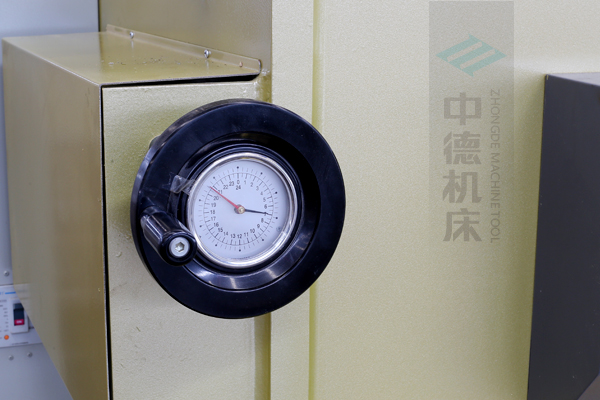 ZDG-640刀片間隙調(diào)節(jié)裝置，設(shè)置在機(jī)架前面，并有刻度顯示，調(diào)節(jié)方便.jpg