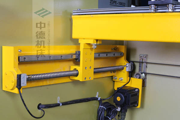 ZDPK-10032X軸配有滾珠絲桿及直線導(dǎo)軌，大功率伺服電機(jī)，鋼絲同步帶，能顯著提升X軸定位精度及速度