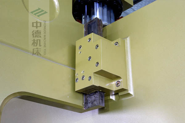 ZDP-20050加厚型滑塊導(dǎo)軌，強(qiáng)有力的保持滑塊間隙，有效減少工作時(shí)的抖動(dòng).jpg