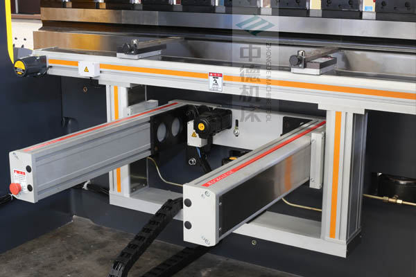 ZDPE10025-4+1軸全封套加強型鋁合金后檔料系統(tǒng)，內(nèi)有成套滾珠絲桿和直線導(dǎo)軌，精度高速度快噪音低.jpg