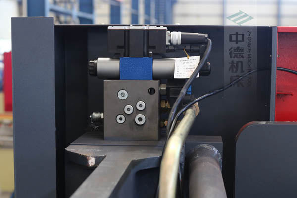 ZDPE10025采用進口液壓系統(tǒng)，穩(wěn)定無故障，耐高溫高壓，持久工作精度高.jpg